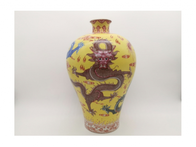 黃釉龍紋瓶